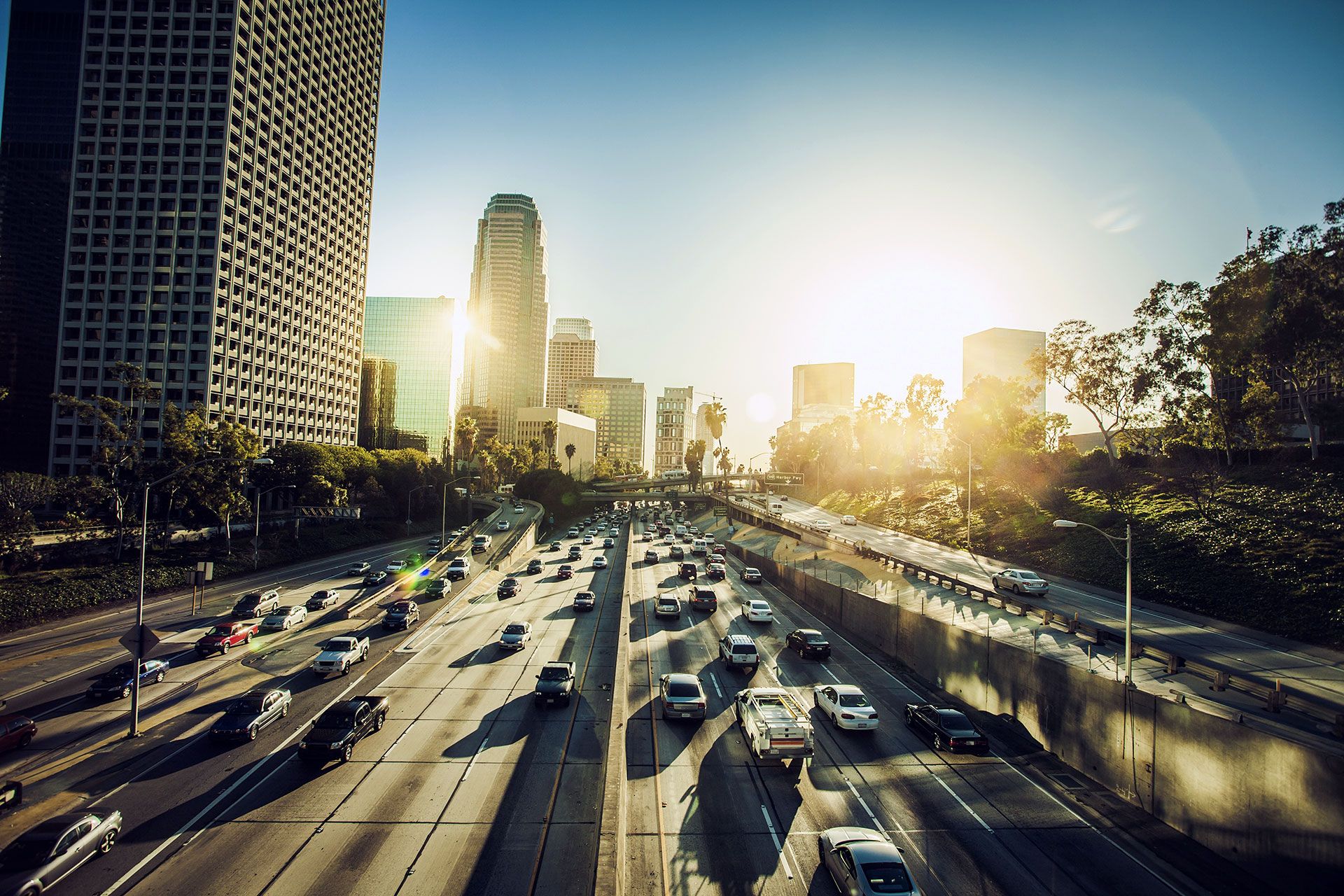 Traffic in Downtown LA im Kontext von Multi-Lane Free Flow Mautlösungen
