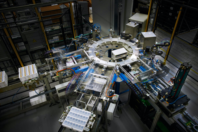 Maschine mit vielen Teilen in einem industriellen Umfeld