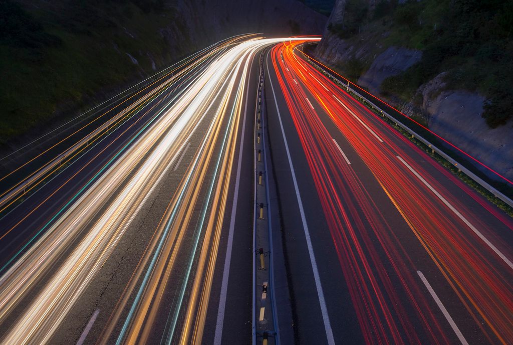 Autobahn mit Lichtspuren bei Nacht