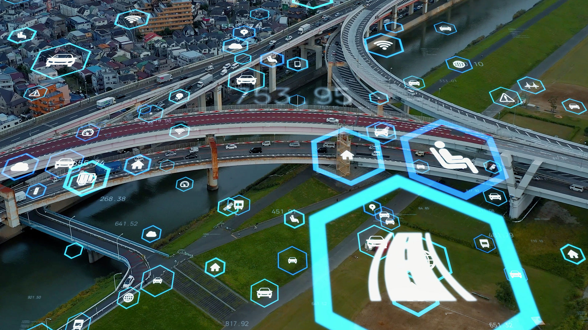 Luftaufnahme einer Autobahn neben einem Fluss