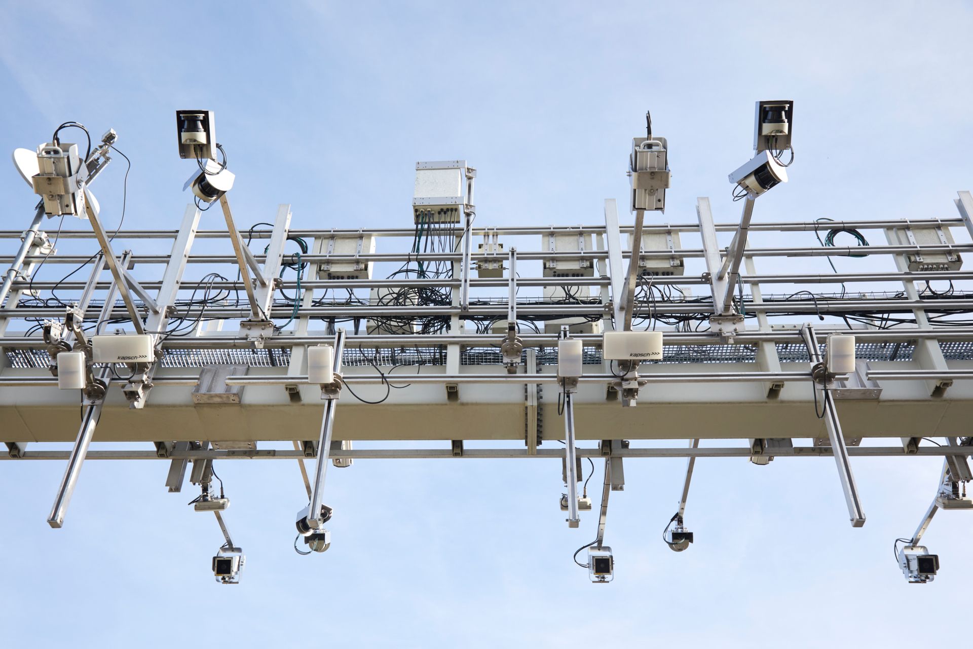 © @ Kapsch TrafficCom Maut- und Verkehrsmanagementhardware an einer Mautbrücke installiert