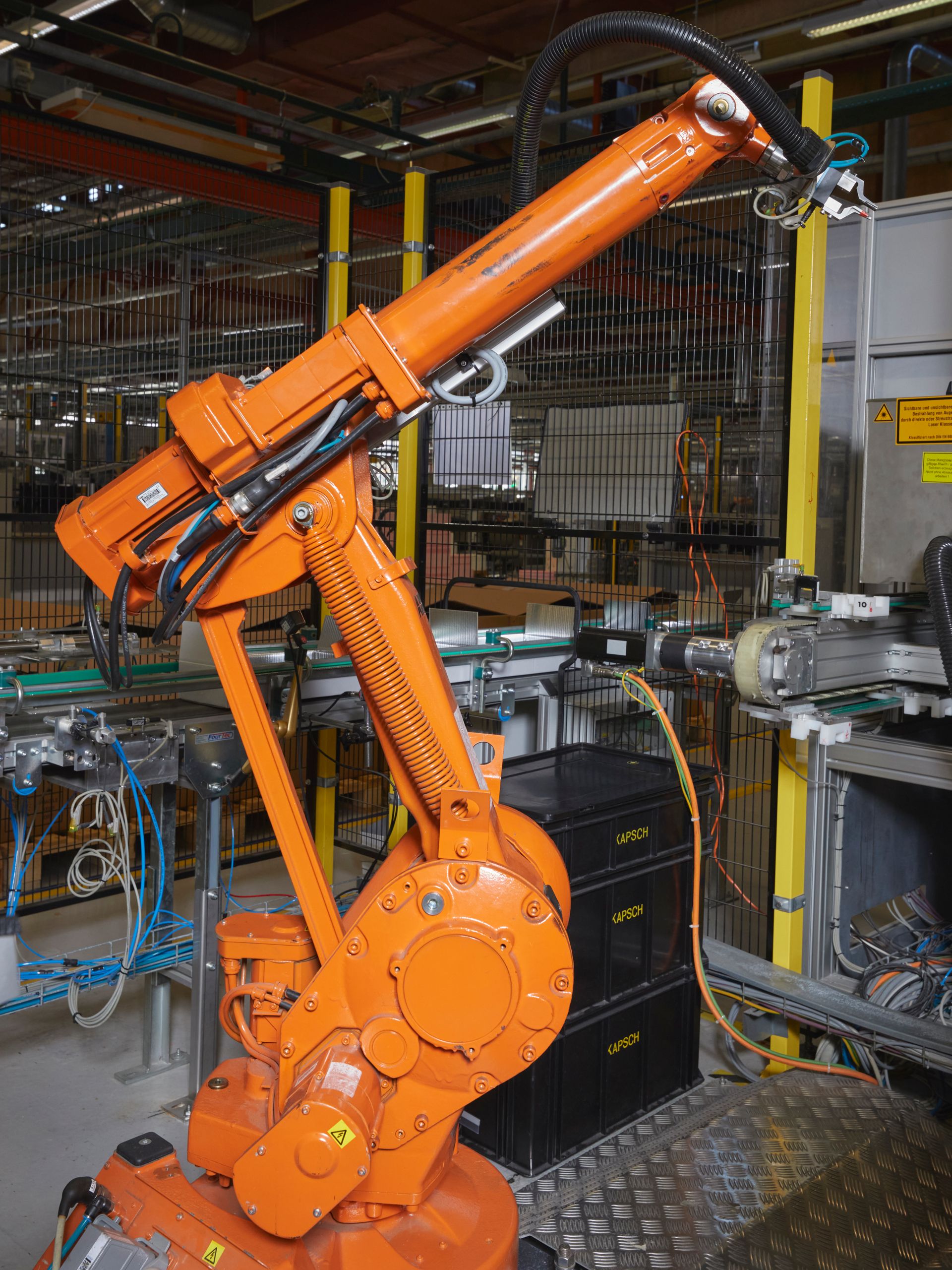 © @ Kapsch TrafficCom Ein Roboter an einer Produktionslinie für Bordgeräte