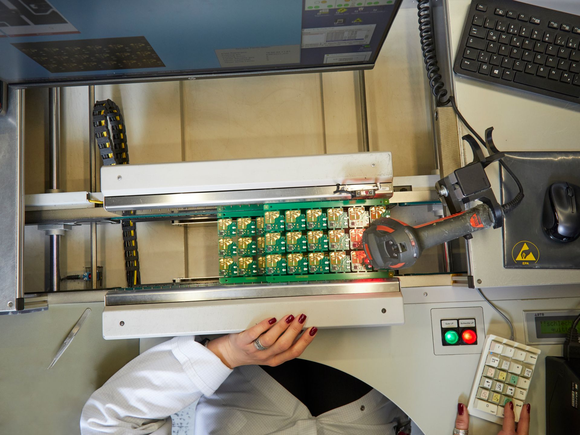 © @ Kapsch TrafficCom Ein Arbeiterin überwacht die Produktionsqualität
