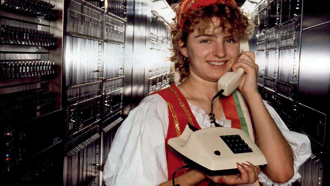 Eine Frau hält ein Mobiltelefon in der Hand.