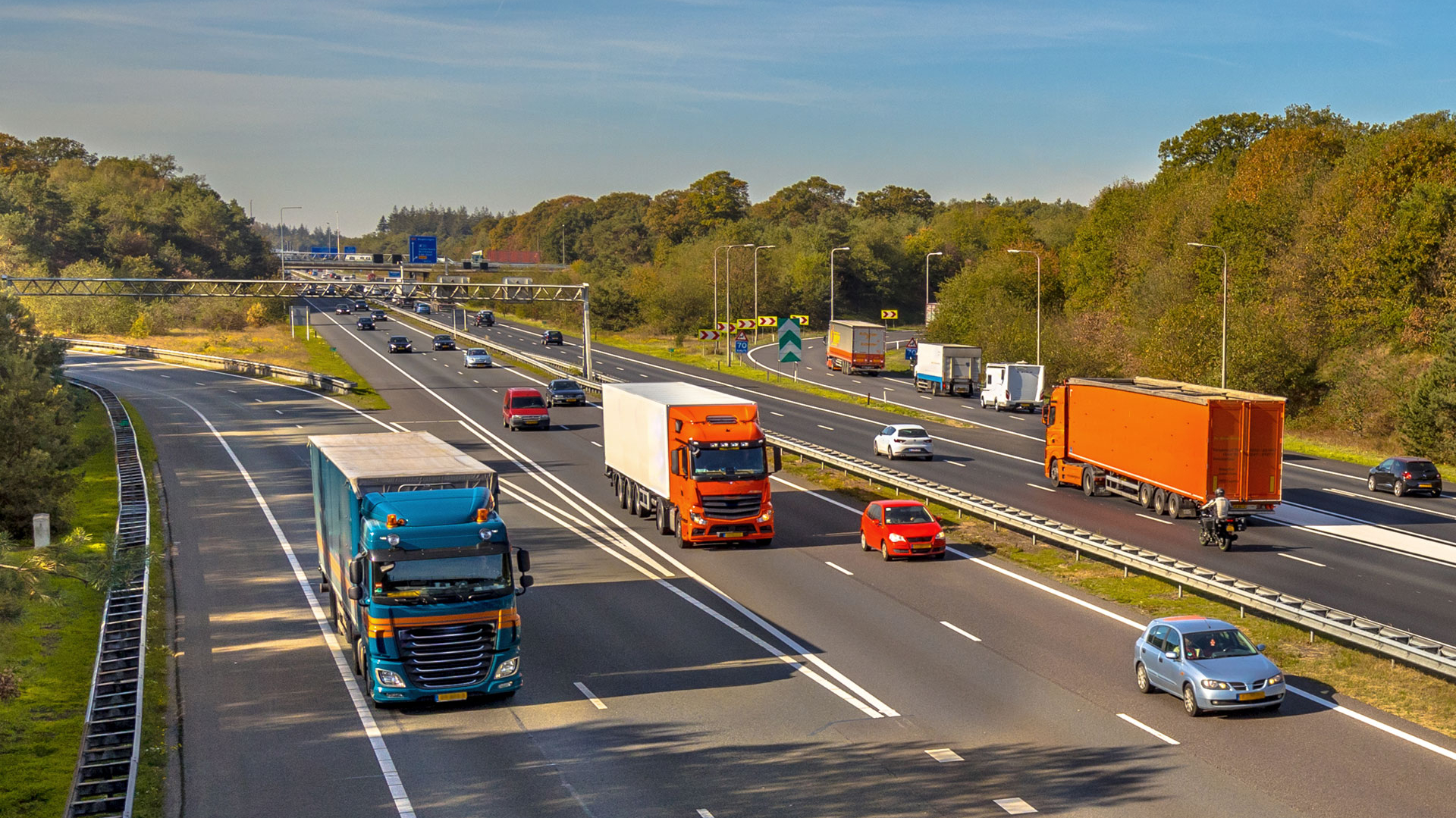 Eine Gruppe von Lastwagen auf einer Autobahn.