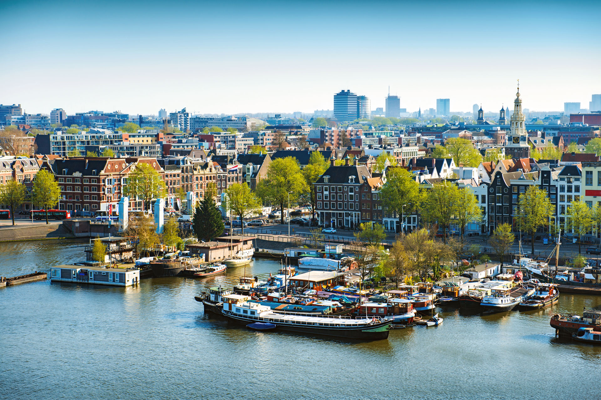 Eine Stadt mit Booten auf dem Wasser.