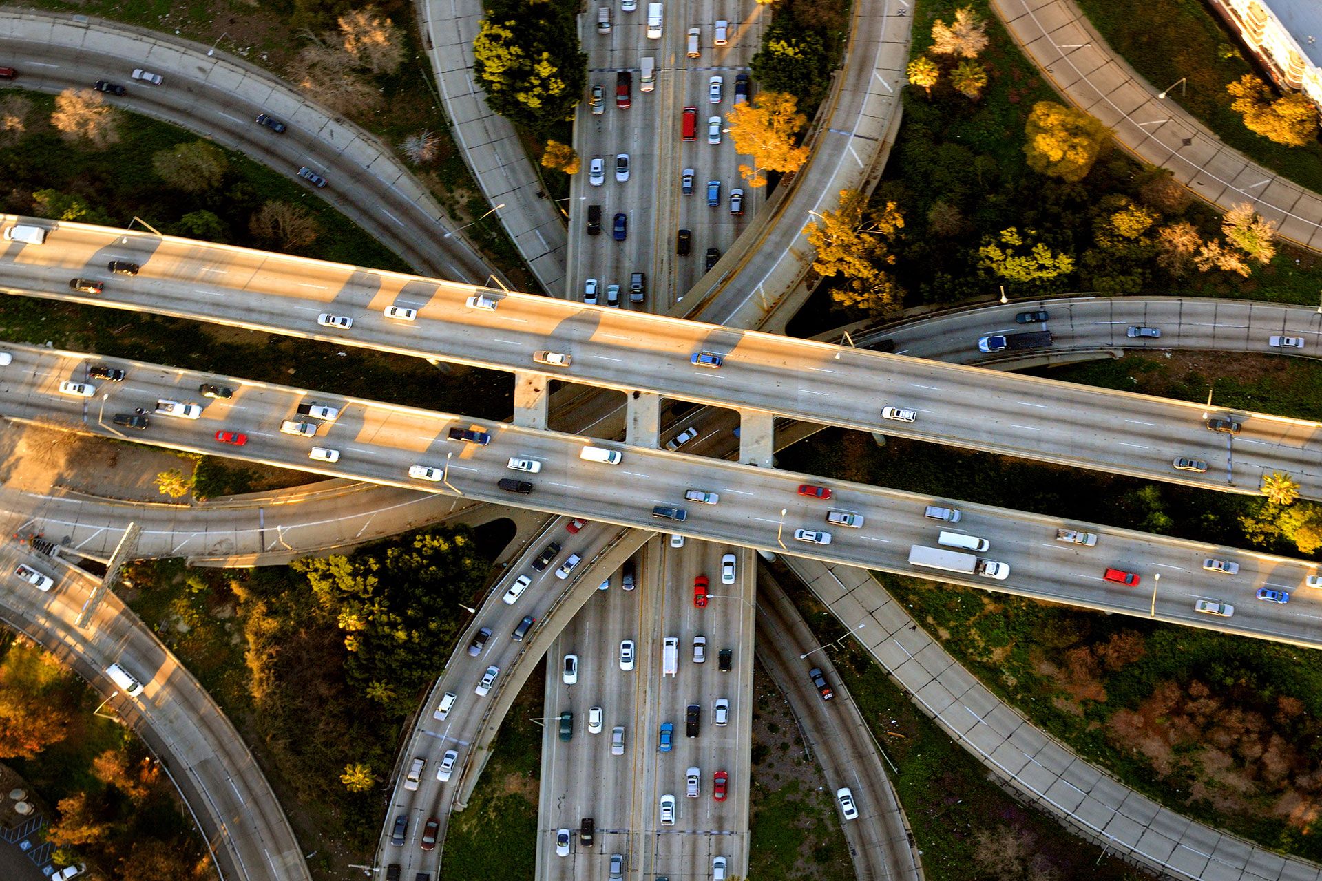 © Kapsch TrafficCom Luftaufnahme einer stark befahrenen Autobahn mit zahlreichen Fahrzeugen.