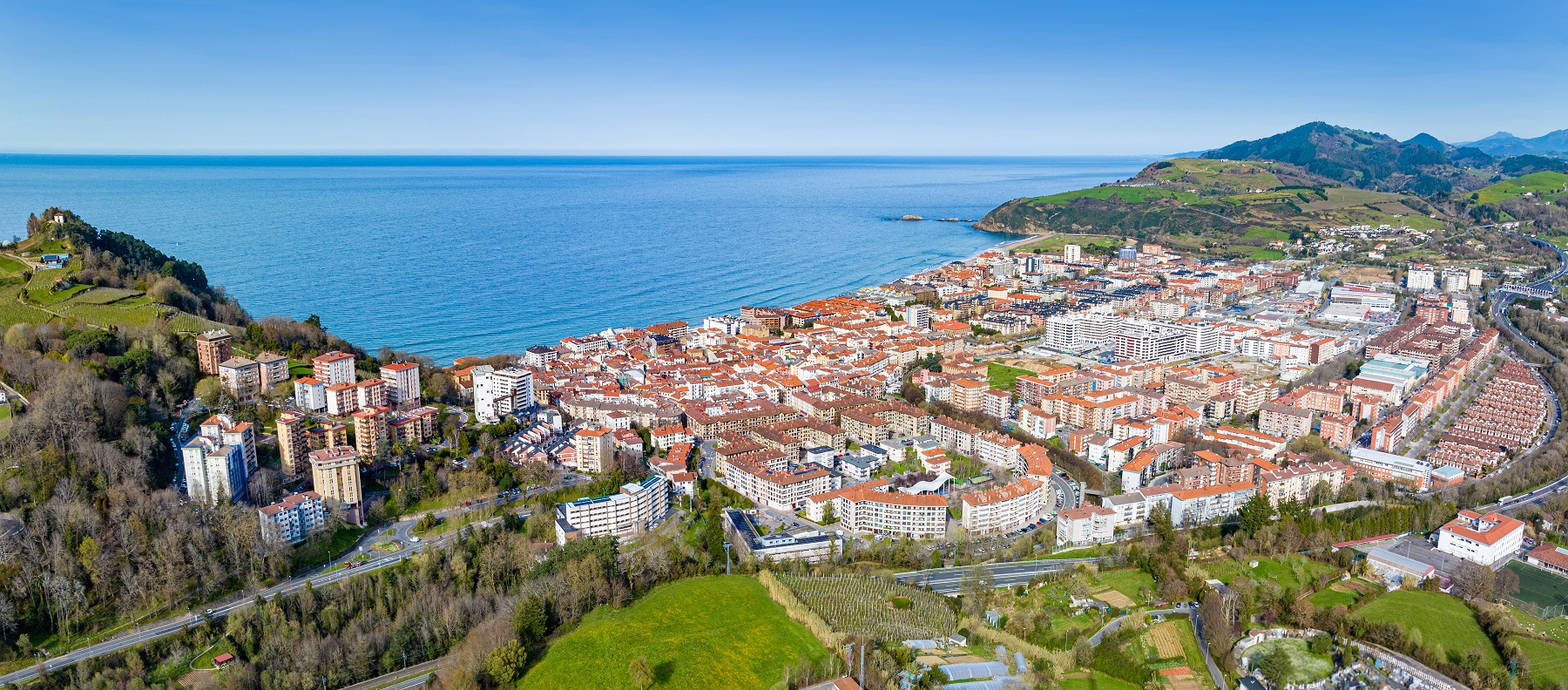Eine Stadt neben dem Wasser aus der Vogelperspektive.