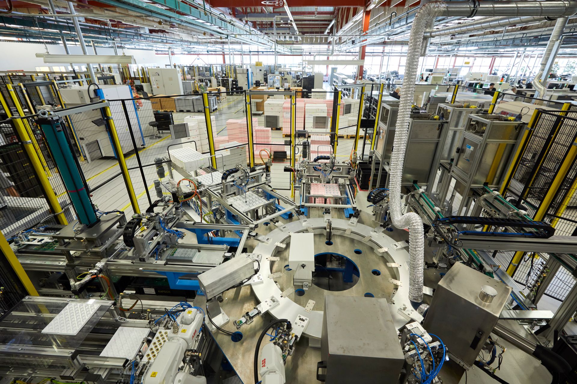© @ Kapsch TrafficCom Hochautomatisierte Produktion von On-Board-Units, von oben gesehen