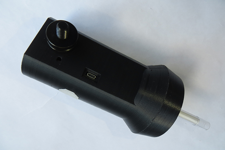 Schwarzer Gegenstand mit Schraubendreher