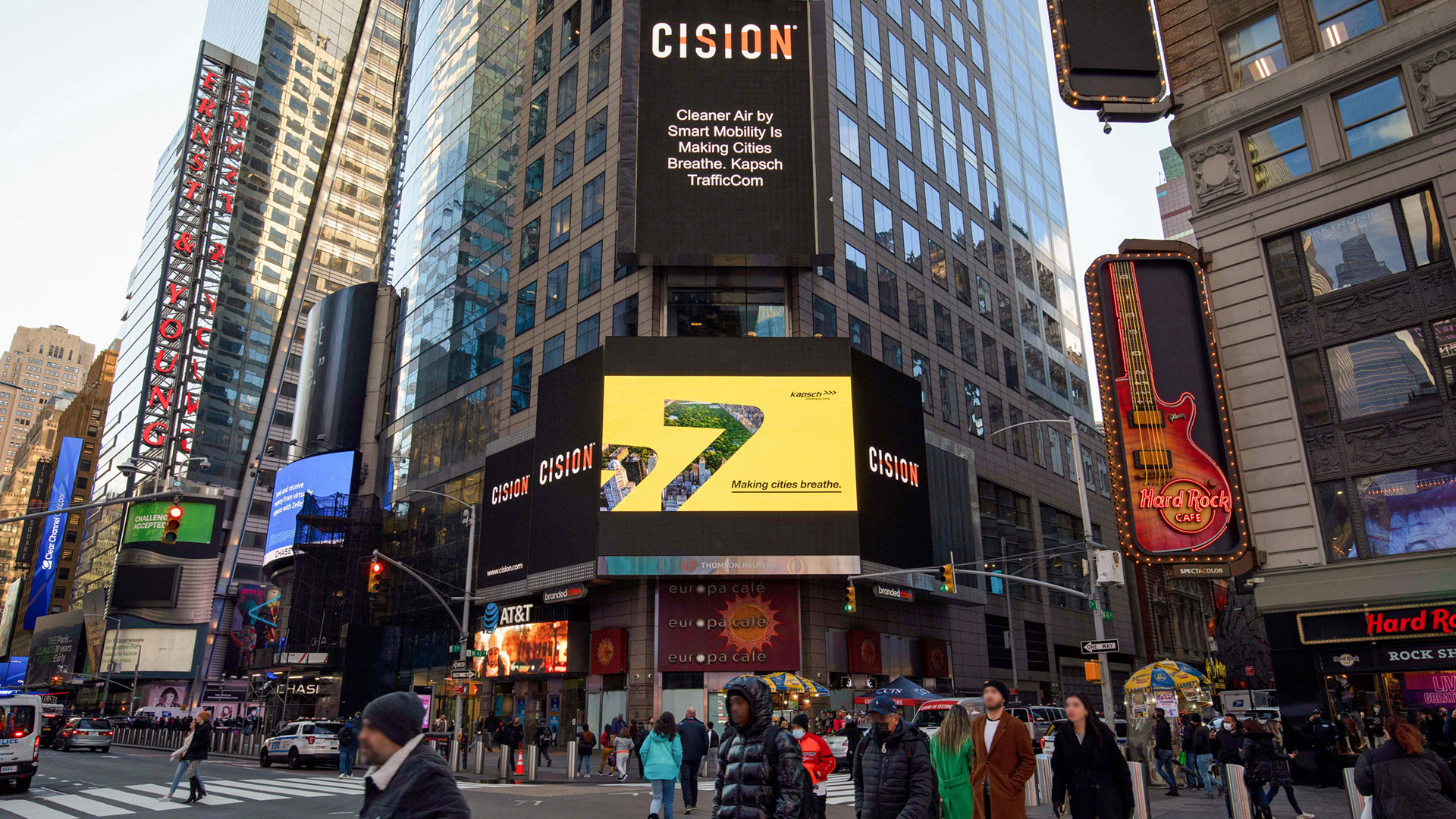 Eine Gruppe von Menschen geht auf der Straße am Times Square.