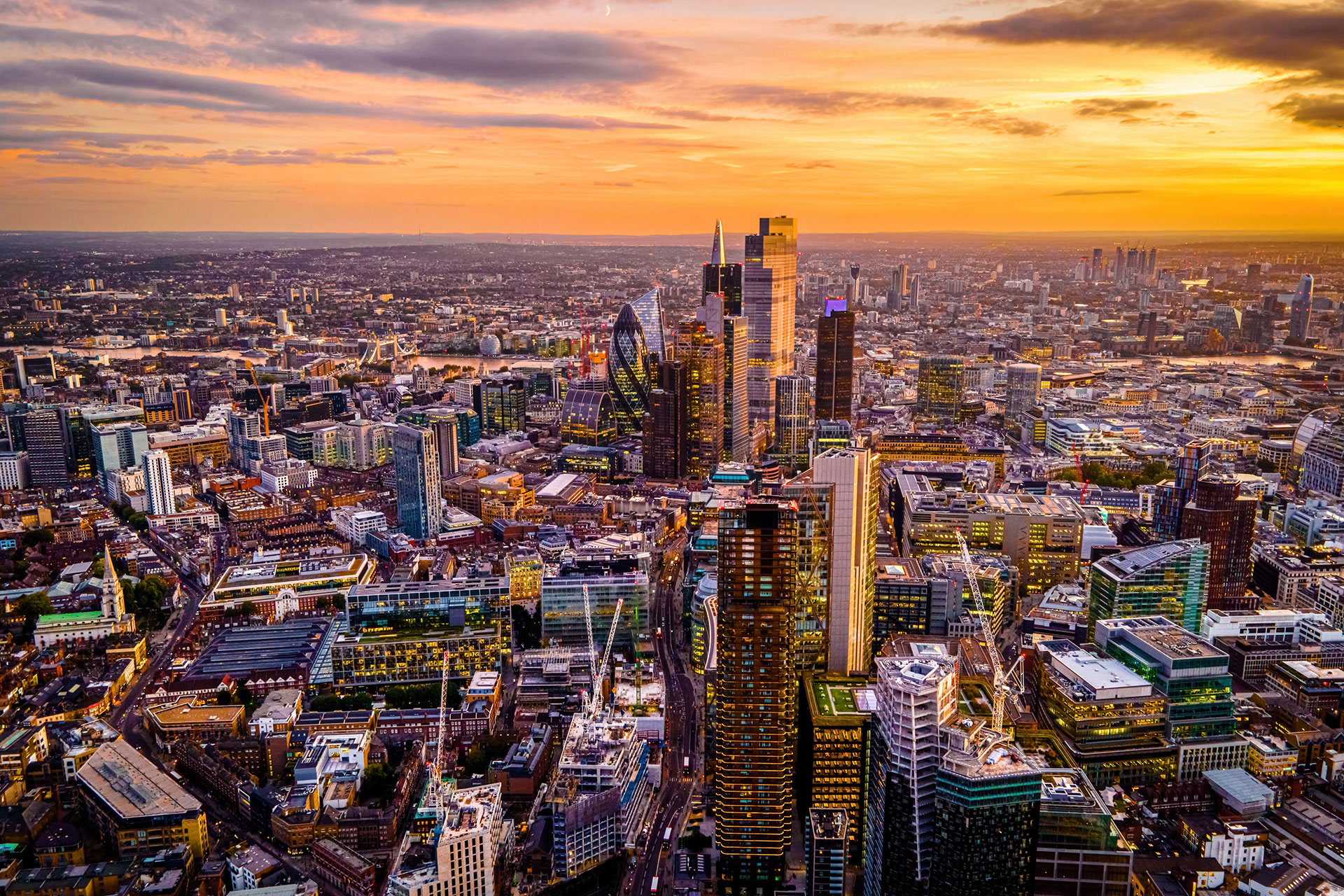 © Kapsch TrafficCom Stadtansicht mit vielen hohen Gebäuden bei Sonnenuntergang.