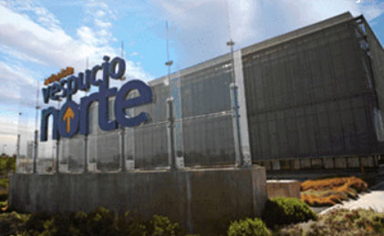 Ein Gebäude mit einem Kapsch-Schild darauf.