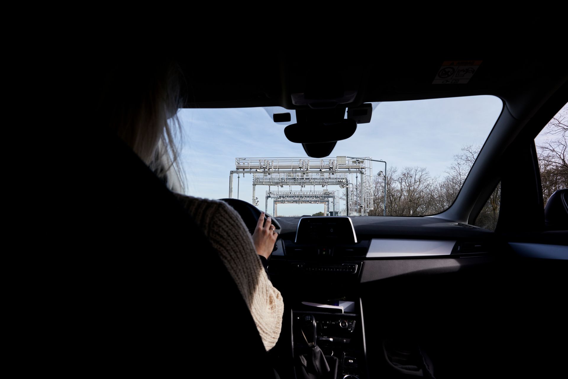 © @ Kapsch TrafficCom Mehrere Mautbrücken und Hardware aus einem Fahrzeug betrachtet