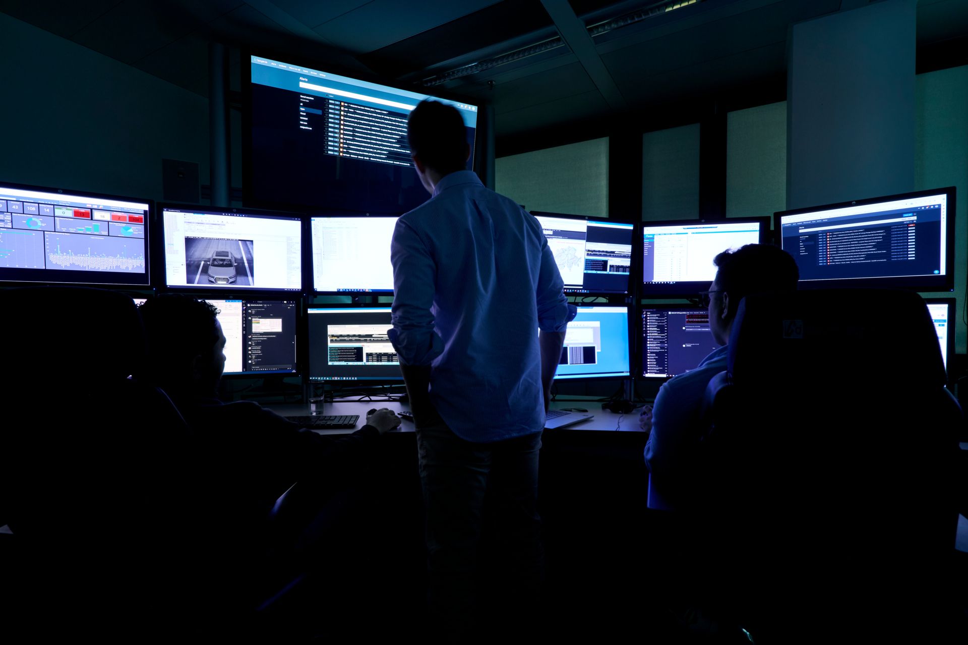 © @ Kapsch TrafficCom Mehrere Personen beobachten Screens im Kontrollraum