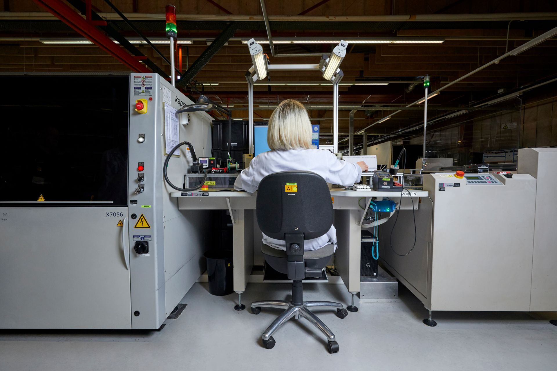 © @ Kapsch TrafficCom Ein Arbeiterin überwacht die Produktionsqualität