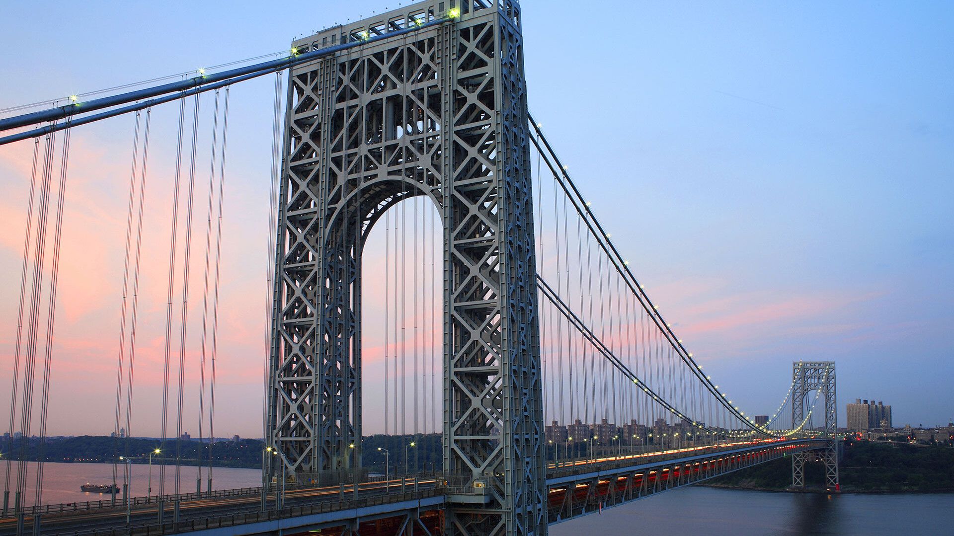 © Kapsch TrafficCom George Washington Bridge mit großem Bogen über einem Gewässer.