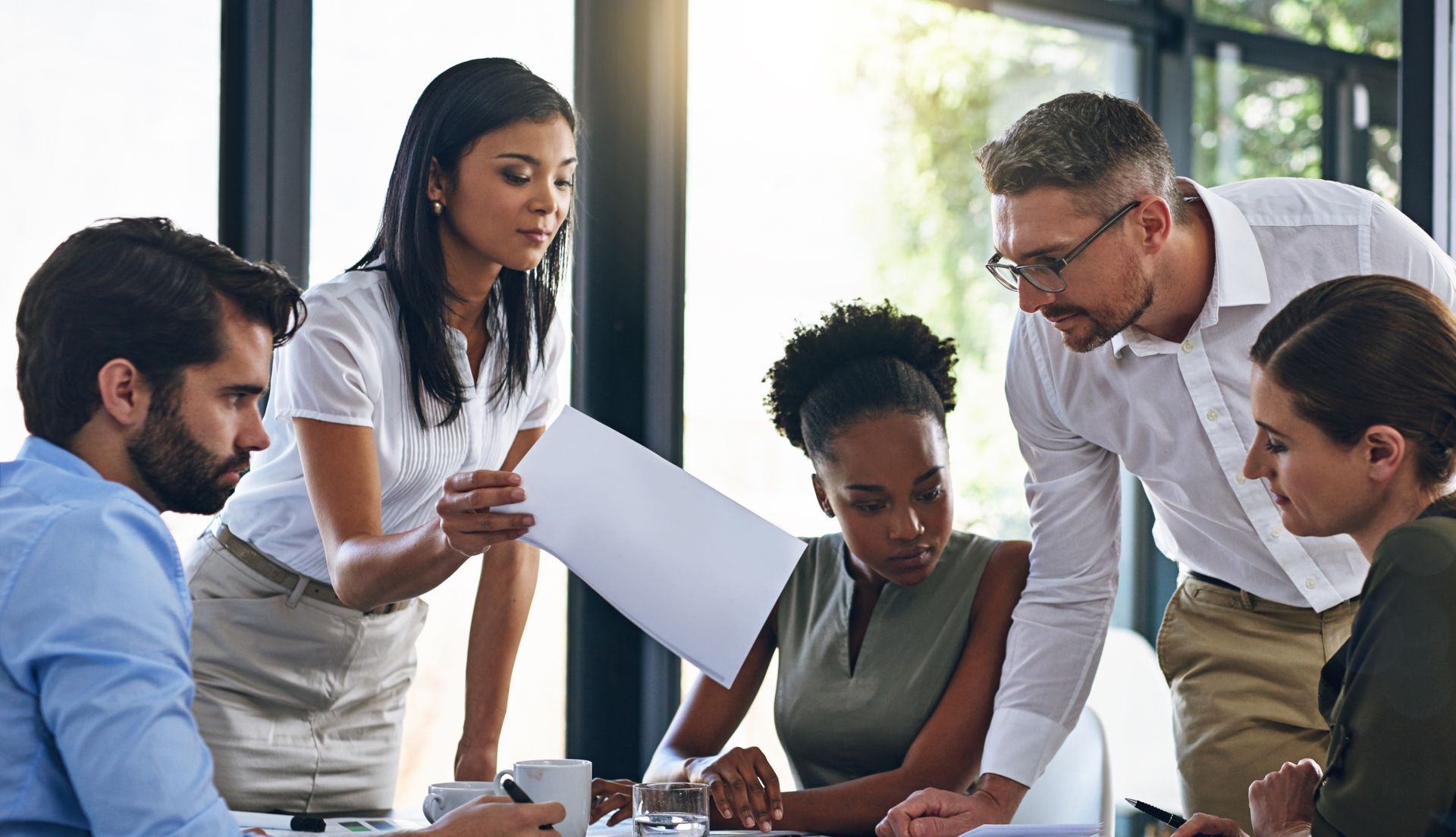 Eine Gruppe von Menschen in einem Meeting.