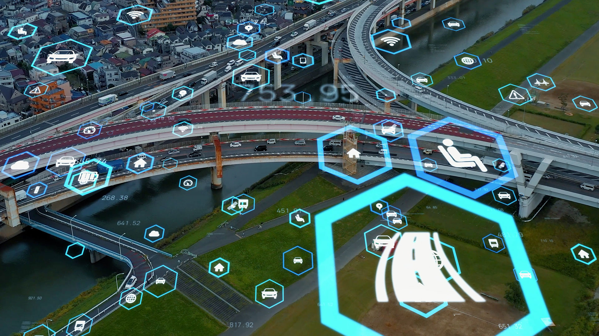 Luftaufnahme einer Autobahn neben einem Fluss