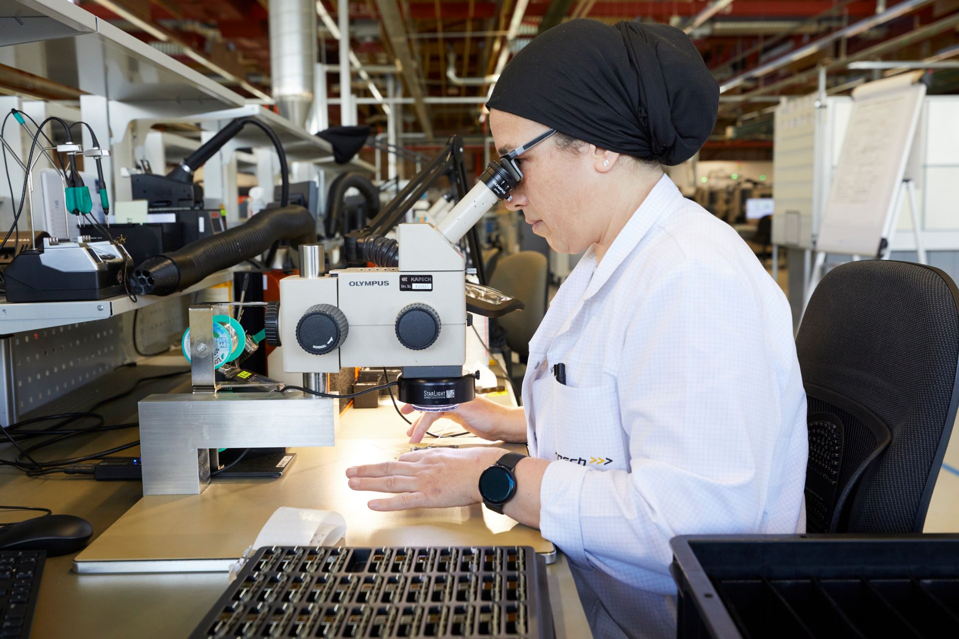 © @ Kapsch TrafficCom Eine Arbeiterin überwacht die Produktionsqualität