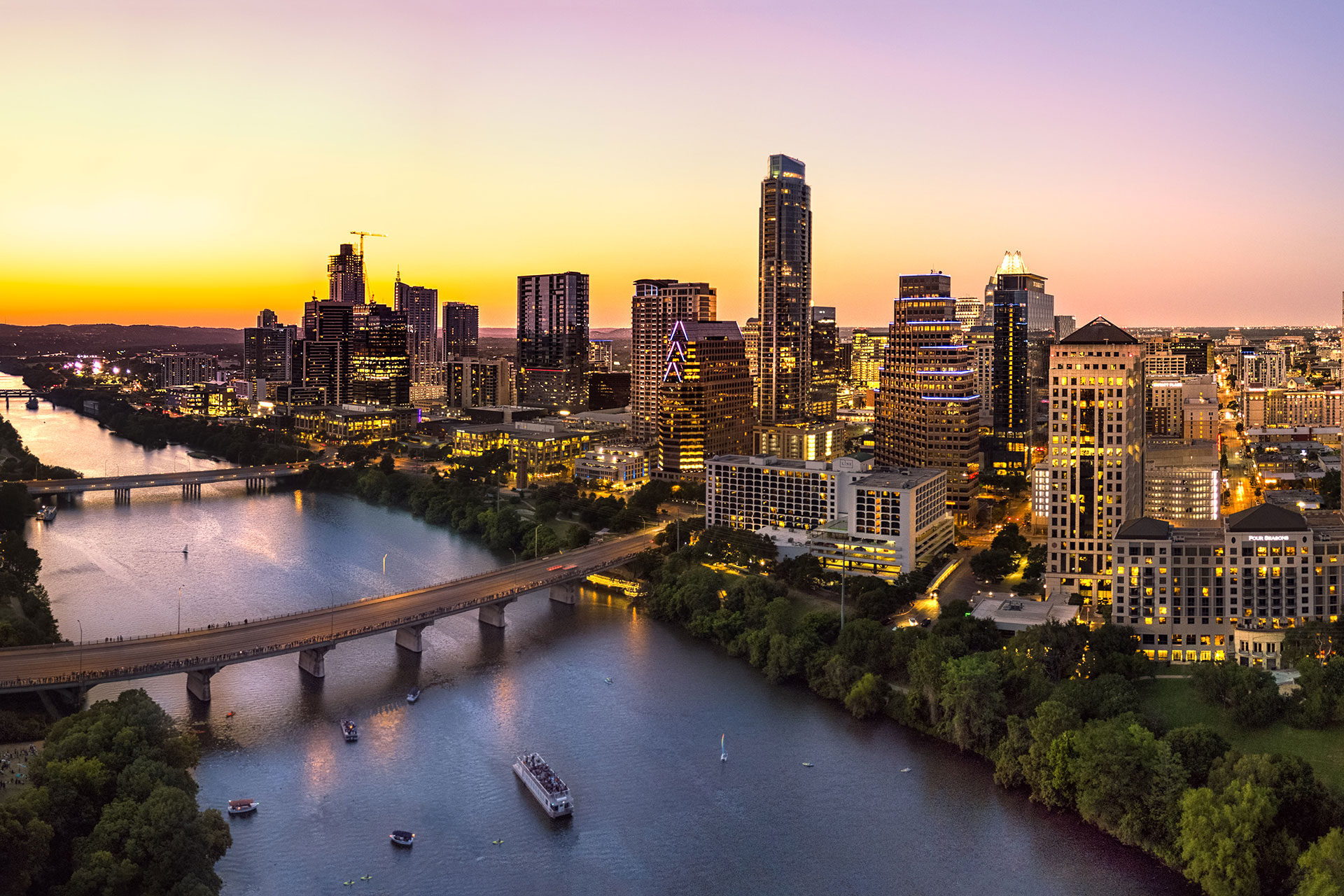 © Kapsch TrafficCom Stadt mit Brücke über Wasser im Vordergrund und Skyline im Hintergrund.