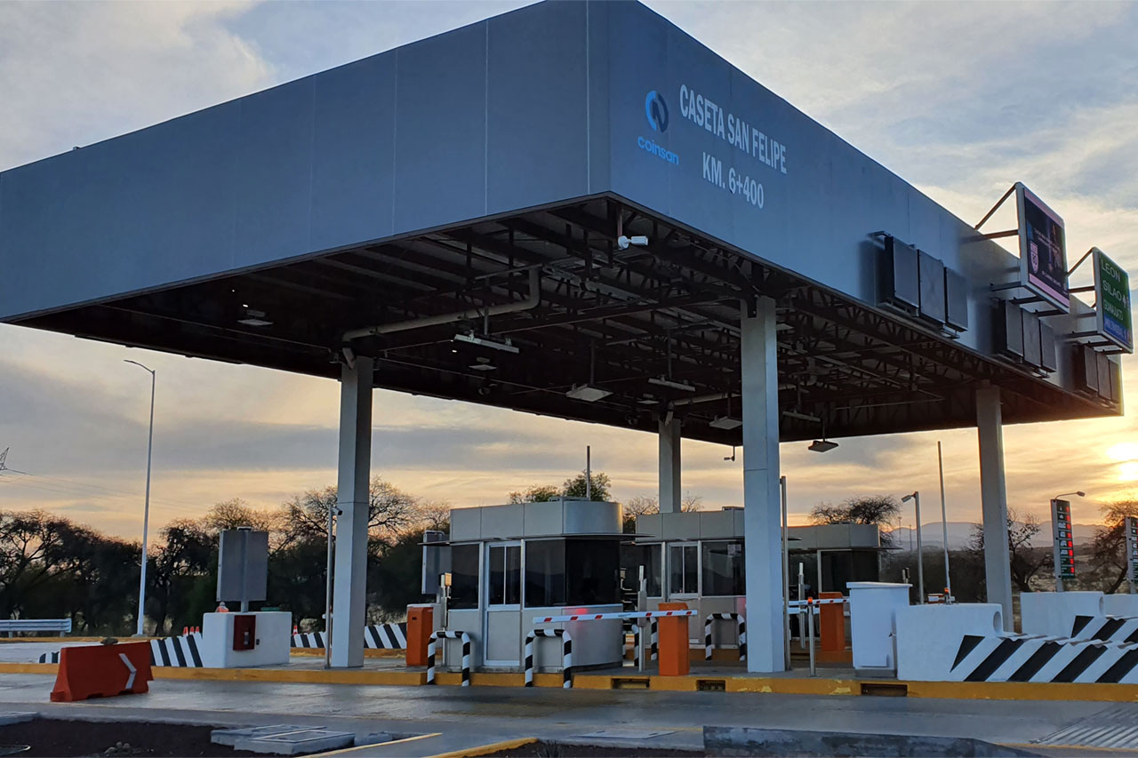 Eine Tankstelle mit einem großen rechteckigen Schild im Vordergrund.