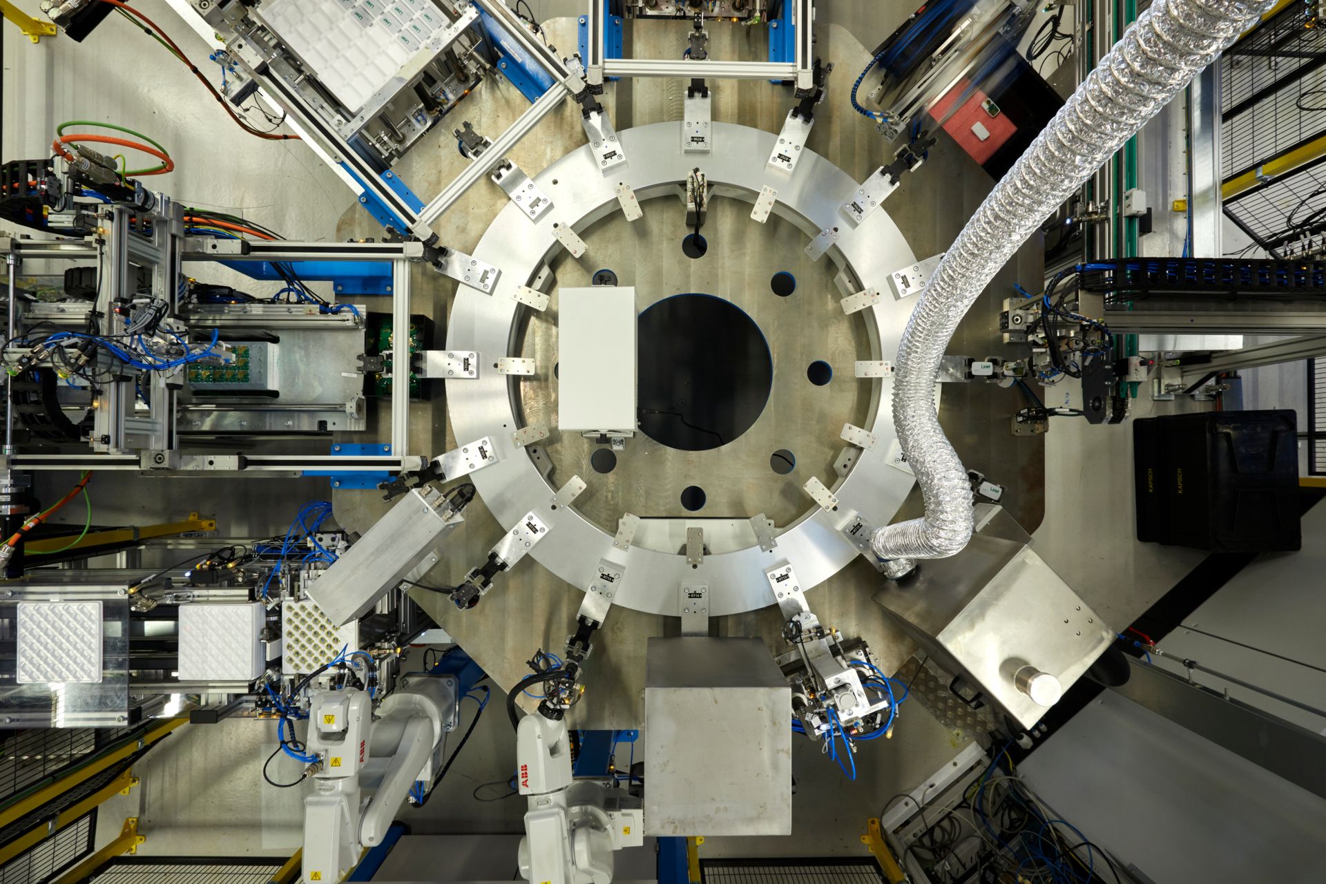 © @ Kapsch TrafficCom Hochautomatisierte Produktion von On-Board-Units, von oben gesehen