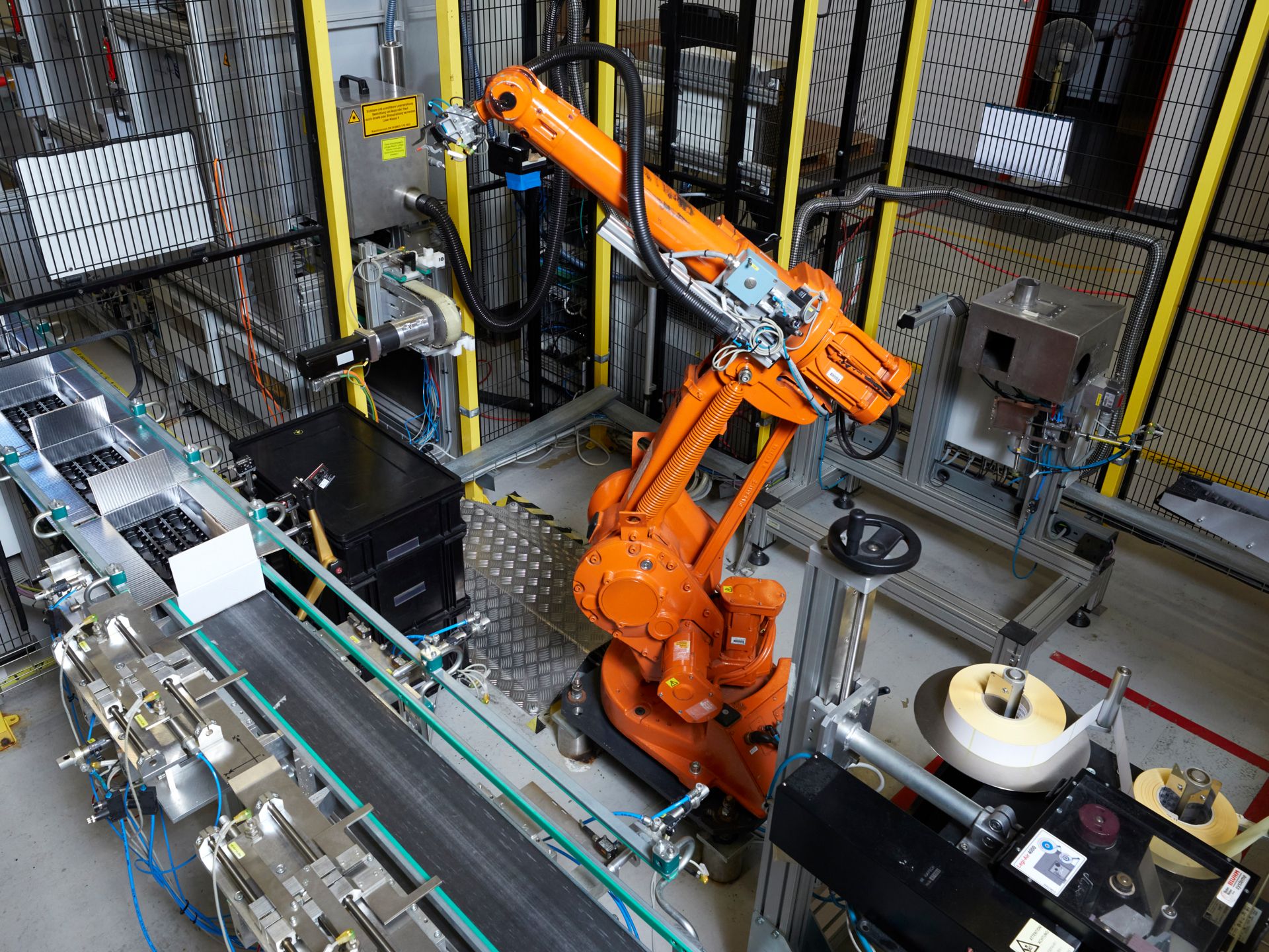 Ein Roboter an einer Produktionslinie für Bordgeräte